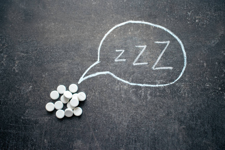 夜深时服用安眠药,催眠药,镇静剂,褪黑素照片