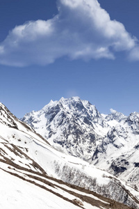 气候和滑雪胜地Dombay的一座山