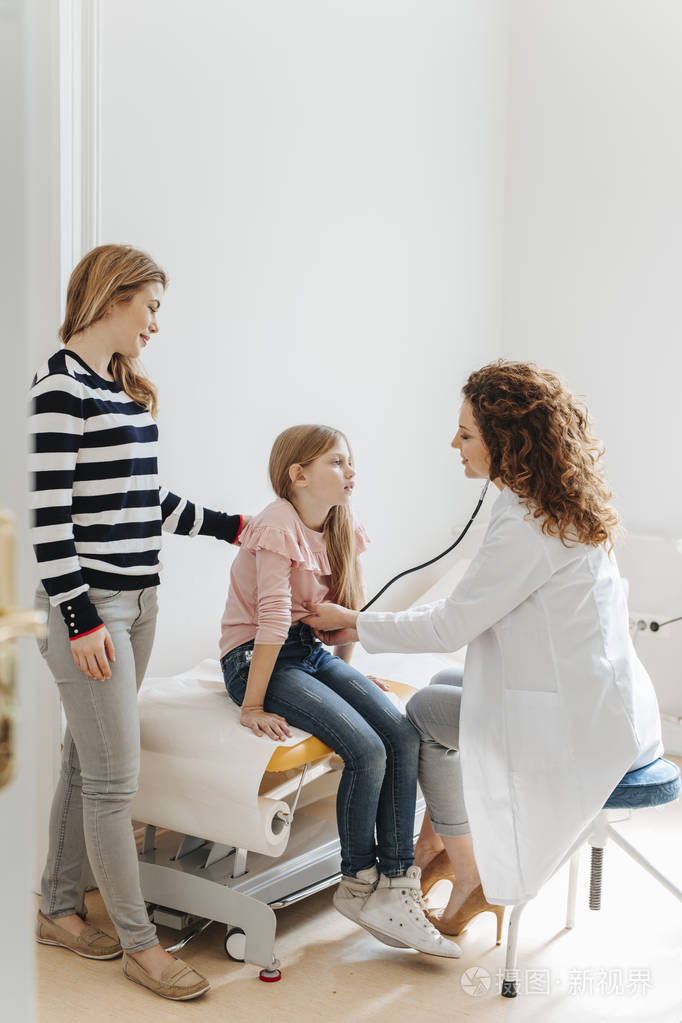 可爱的白种人女孩接受儿科医生的检查