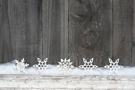 乡村的冬天背景，白色闪光的雪花和雪在木制纹理上。 圣诞及新年贺卡背景