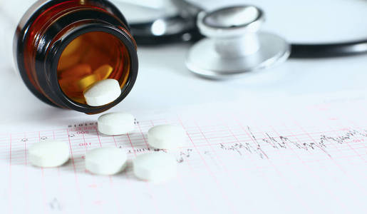 医学听诊器和药丸。 医疗保健或疾病。 医院或药房的片剂或药物。