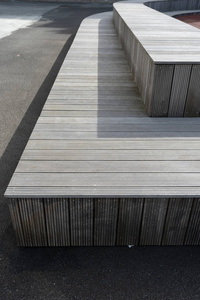 现代木凳户外空街元素设计垂直与特写照片