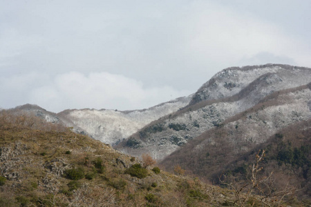 意大利南部坎帕尼亚雪山景观2019年1月9日。