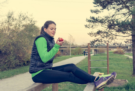 运动女子在户外运动中享用健康的水果零食