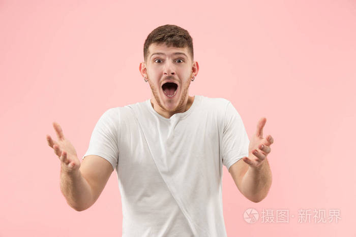 年轻的情感惊讶的胡须男人张开嘴站着. 人类情感面部表情概念.