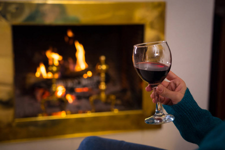 夫妻在家喝红酒靠近微笑的女人,拿着和喝红酒杯,在开阔的柴火地方放松