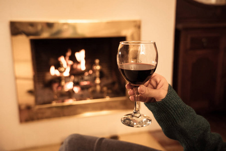 夫妻在家喝红酒靠近微笑的女人,拿着和喝红酒杯,在开阔的柴火地方放松