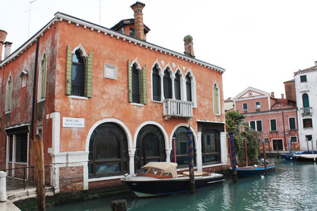 威尼斯意大利2008年2月2日。运河景观。 2008年2月，威尼斯建筑。