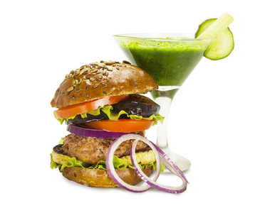蔬菜汉堡加茄子. 芹菜和黄瓜冰沙. 健康饮食照片