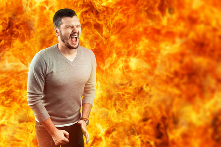 男人发泄他的愤怒图片-男人发泄他的愤怒素材-男人发泄他的愤怒插画-