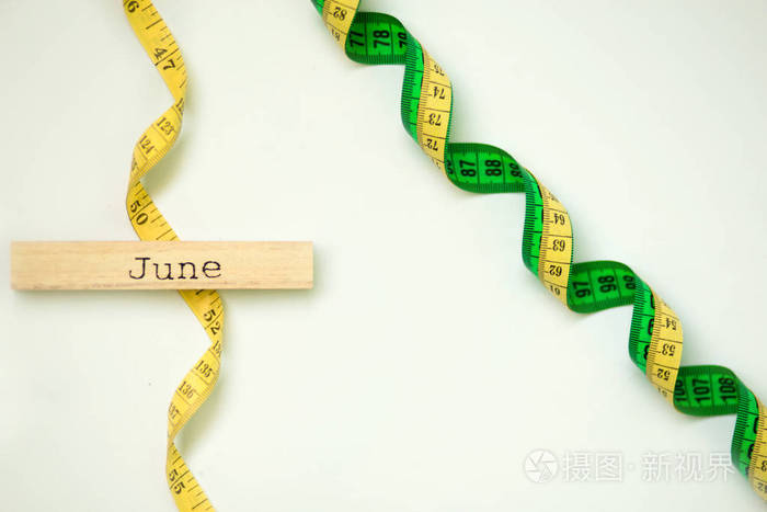 木制日历设置在六月与厘米磁带隔离在白色背景。