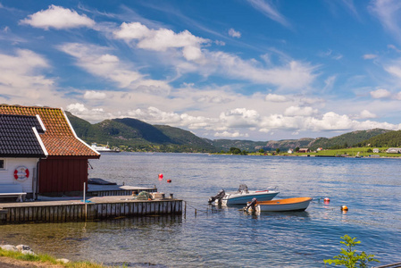 夏天是挪威峡湾和山脉。挪威 lysefjord