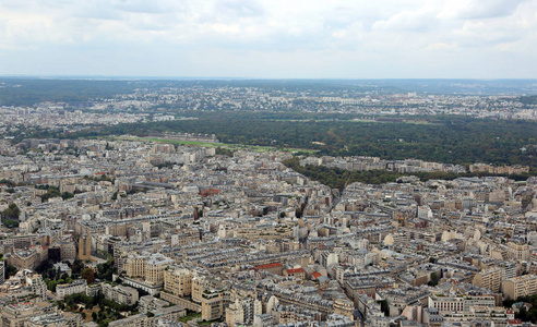 从埃菲尔铁塔俯瞰法国巴黎城市的奇妙全景