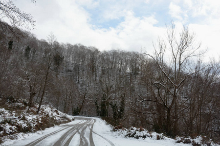 意大利南部坎帕尼亚雪山景观2019年1月9日。