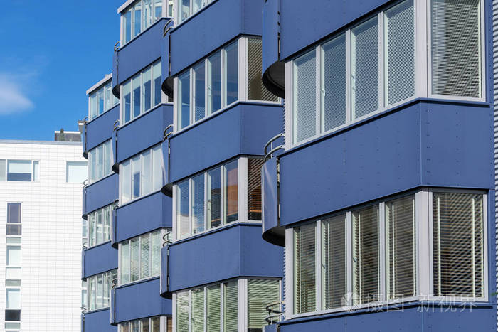阳台蓝色金属电镀高层多层建筑侧面照片