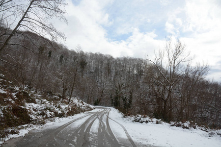 意大利南部坎帕尼亚雪山景观2019年1月9日。