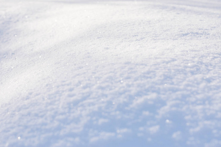 白色蓝色雪质地背景与波克。 用蓝色的阴影遮住新鲜干净的雪。 选择性聚焦