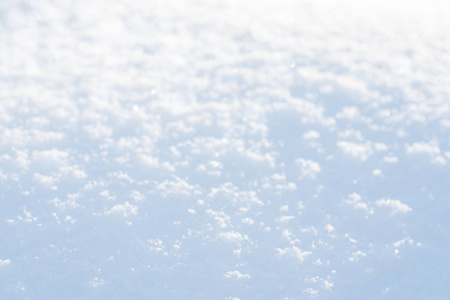 白色蓝色雪质地背景与波克。 用蓝色的阴影遮住新鲜干净的雪。 选择性聚焦