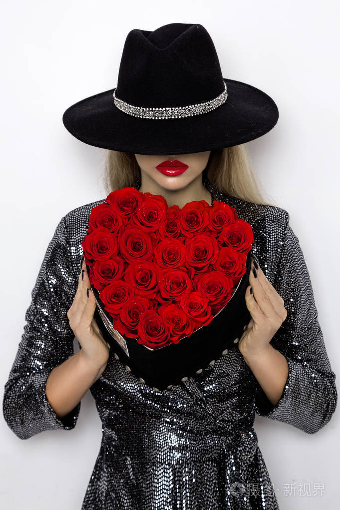 情人节美女红心玫瑰.