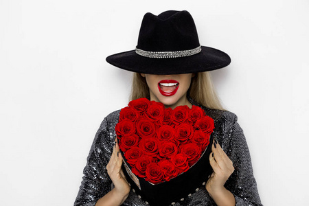 情人节美女红心玫瑰.