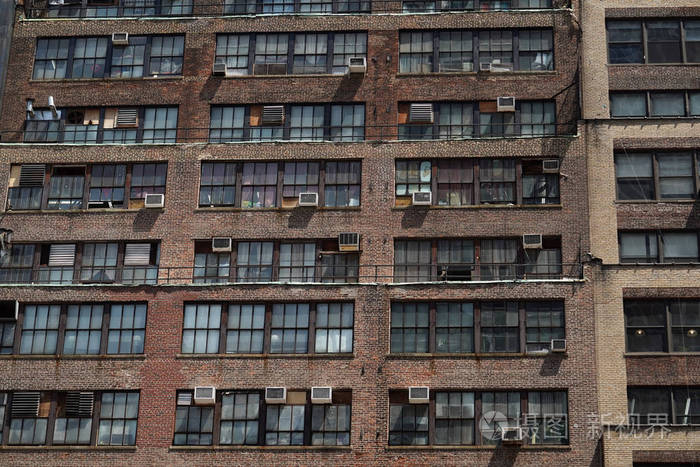 纽约曼哈顿公寓旧窗户和交流机器