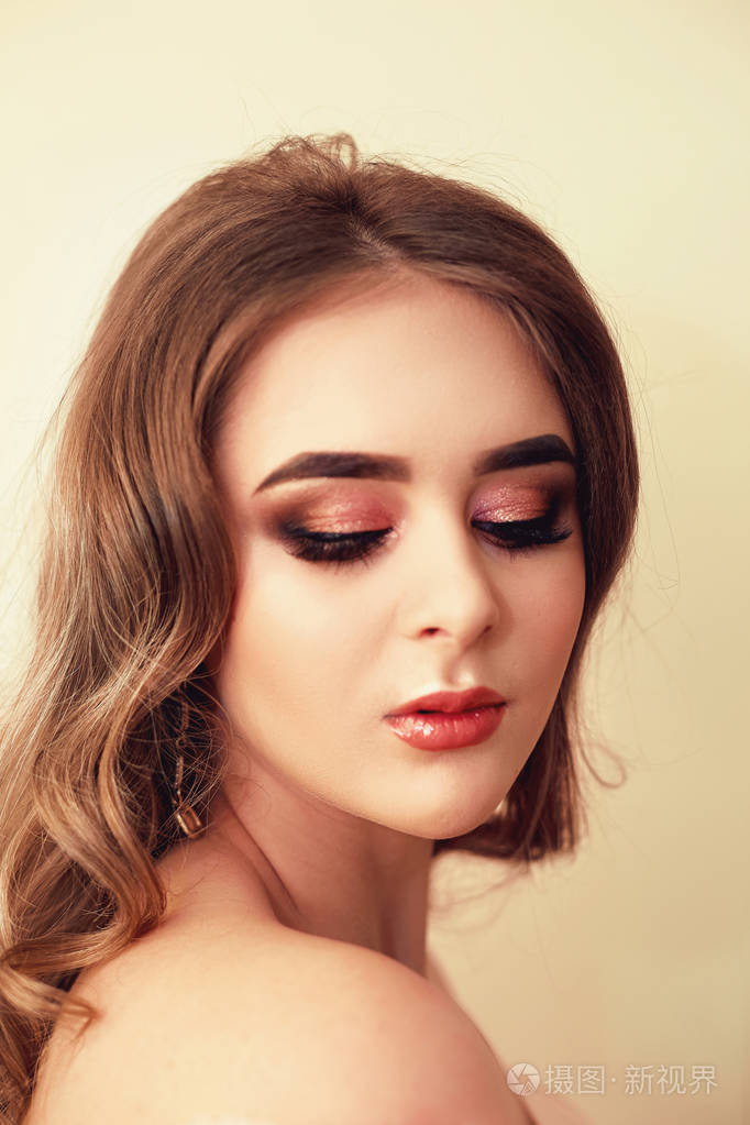 美丽的模特女孩与时尚豪华化妆,长睫毛,完美的皮肤面部化妆.