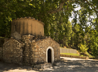 希腊小教堂，阳光明媚，坐落在希腊埃维亚岛