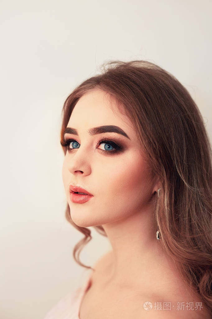 美丽的模特女孩与时尚豪华化妆长睫毛完美的皮肤面部化妆美女brunette