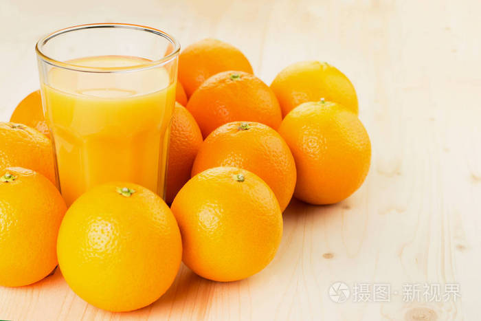一杯新榨的橙汁在木制背景上加橘子健康的生活方式观念文本的复制空间