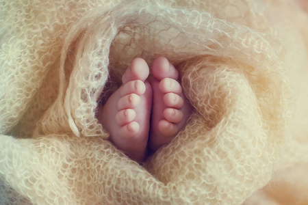 可爱的新生婴儿脚裹舒适的布料