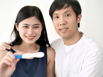 女人和男人举行怀孕测试，看看结果，概念性。