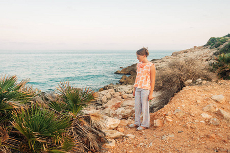 西班牙巴伦西亚暑假期间欣赏大海的年轻女孩
