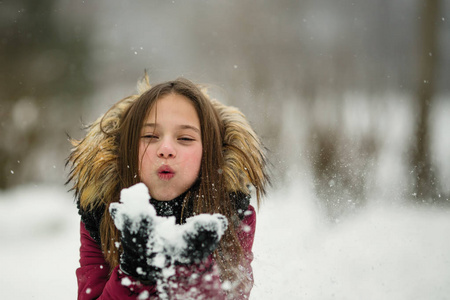 冬天，莱特尔女孩在户外玩雪。