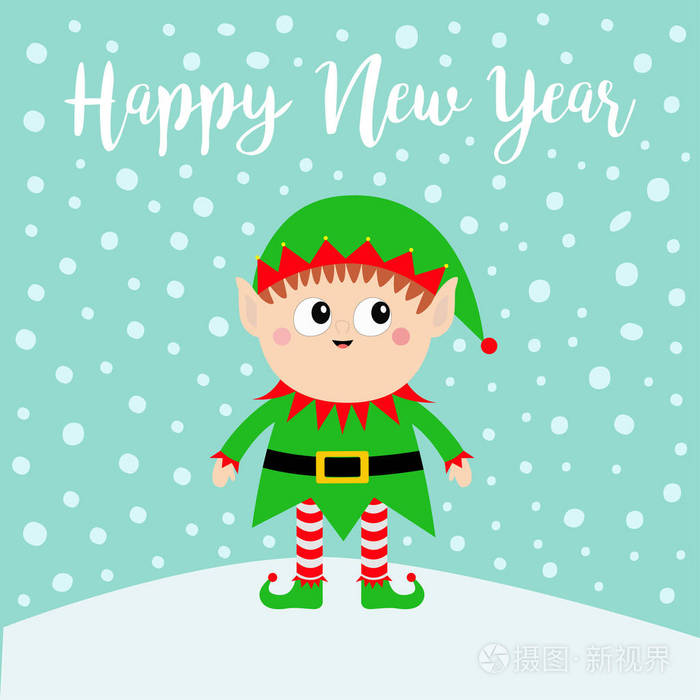 新年快乐。 圣诞老人精灵在雪堆上。 绿帽子。 圣诞快乐。 可爱的卡通有趣的卡瓦伊婴儿角色。 平面设计蓝色雪背景。 矢量插图