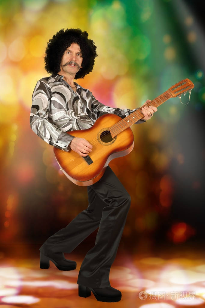 吉他演奏者,迪斯科风格,在舞台上表演