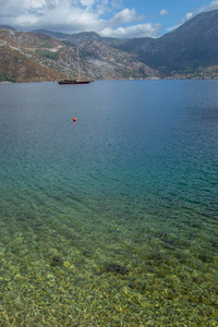 来自停泊在海湾的海上帆船的场景。