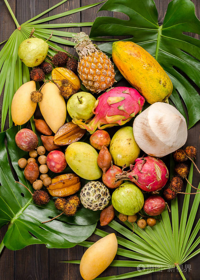 在黑暗的木质乡村背景上的各种泰国热带水果