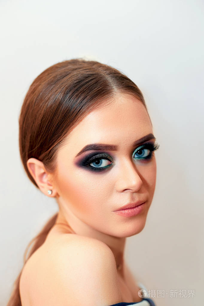 美丽的模特女孩与时尚豪华化妆,长睫毛,完美的皮肤面部化妆.