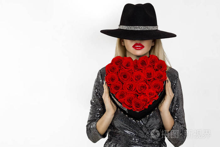 情人节美女红心玫瑰.