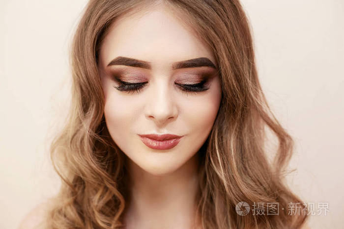 美丽的黑发模特女人假日化妆特写. 睫毛延伸假睫毛. 美女.
