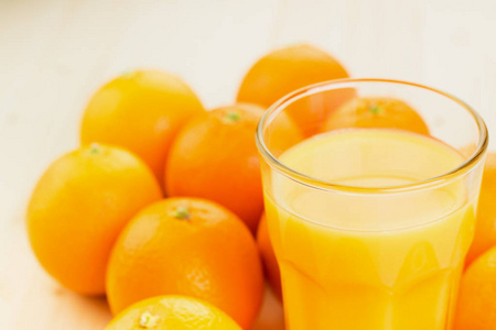 一杯新榨的橙汁，上面有橘子。 健康的生活方式概念。