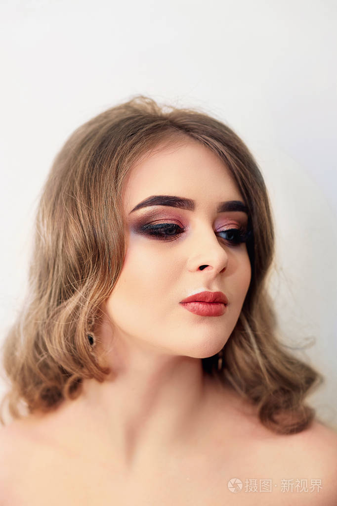 美丽的黑发模特女人假日化妆特写. 睫毛延伸假睫毛. 美女.