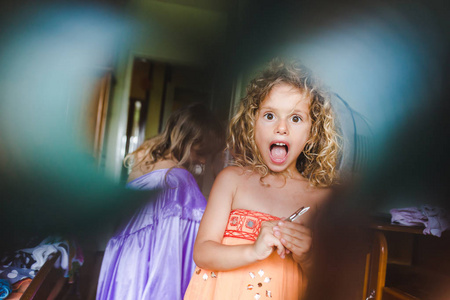 两个小女孩换衣服的部分看法照片