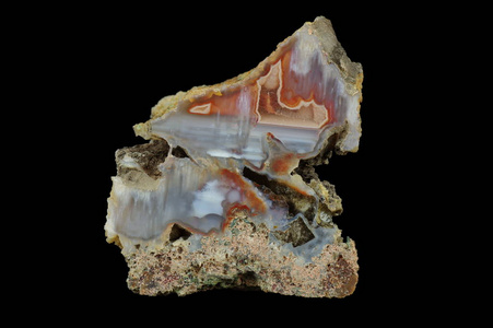 玛瑙的横截面。 彩色二氧化硅带与金属氧化物是可见的。 钟乳石玛瑙。 起源波兰克拉科夫附近的鲁德诺。