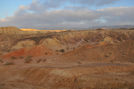 日出时的沙漠景观。 徒步旅行沙漠部分以色列国家小径。 内格夫沙漠。 山谷。 五颜六色的沙滩