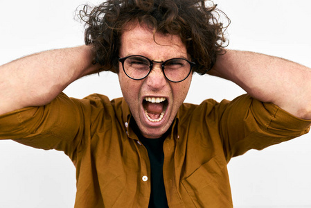 生气的无家可归的人喊着不快乐的人的肖像,卷曲的头发,张开嘴,大声