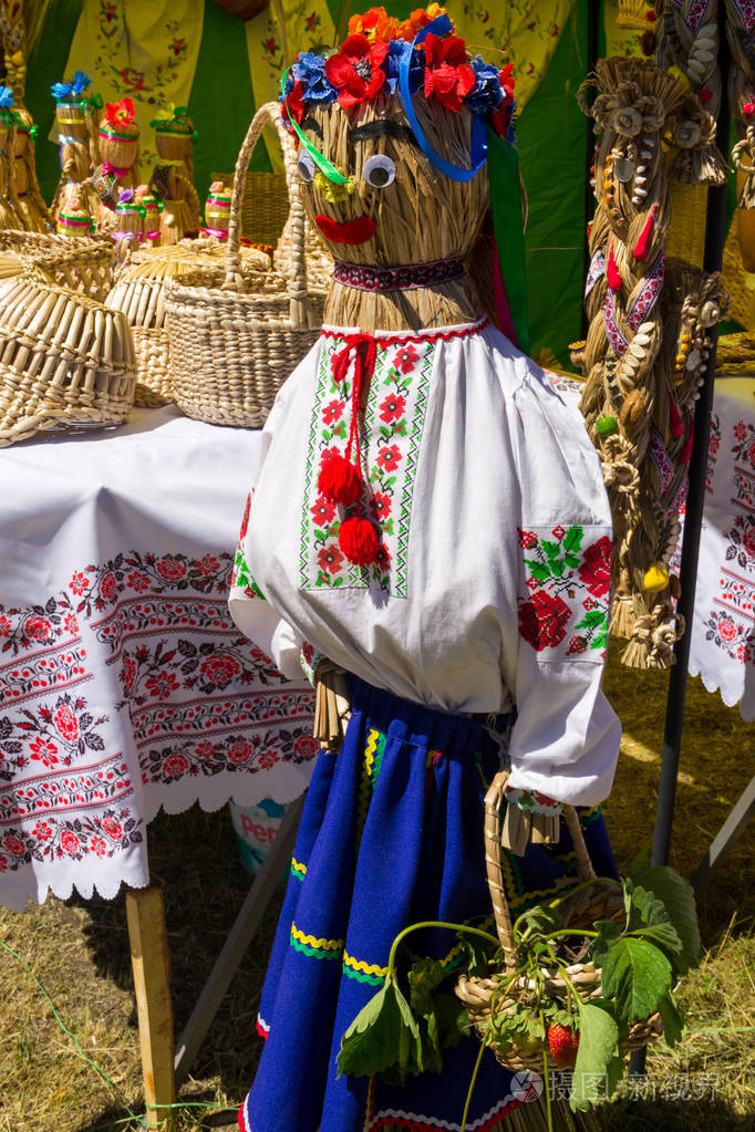 乌克兰传统服装中的稻草假人用于在公平期间装饰