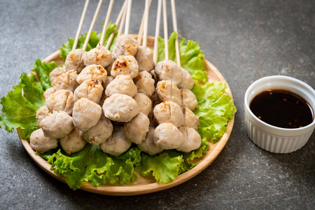 烤猪肉丸子,配甜辣酱照片