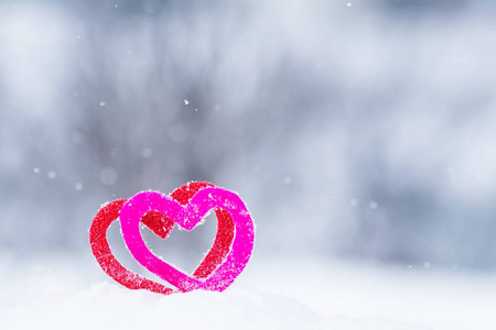 在雪中红色的心图片