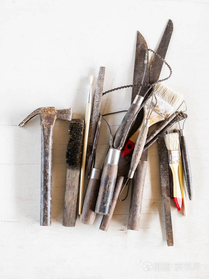 白色背景上的艺术和工艺工具.